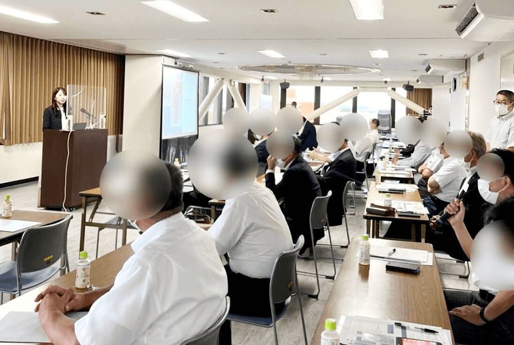 企業向けセミナーで講演する工藤理沙